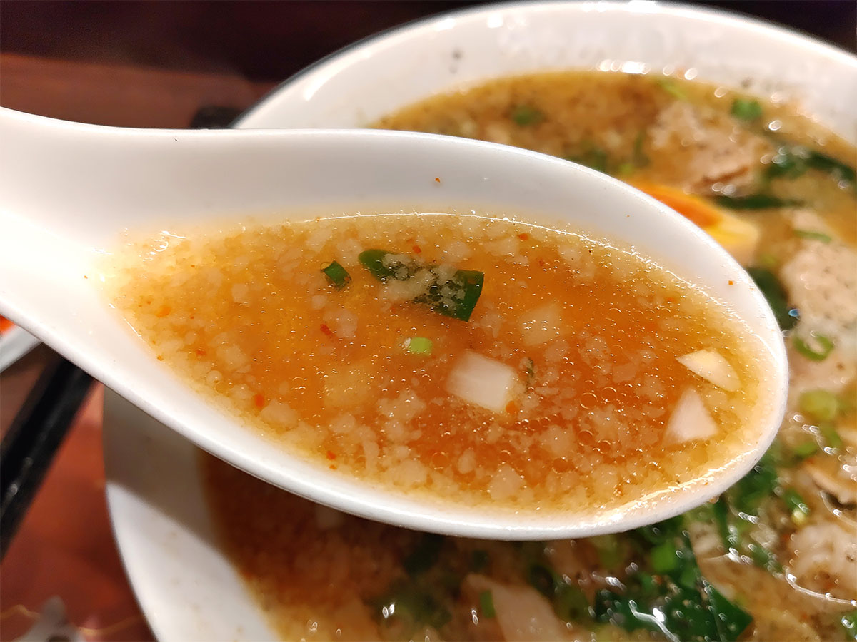 スープは見た目ほど脂っ濃くなく、味も醤油すっきり系