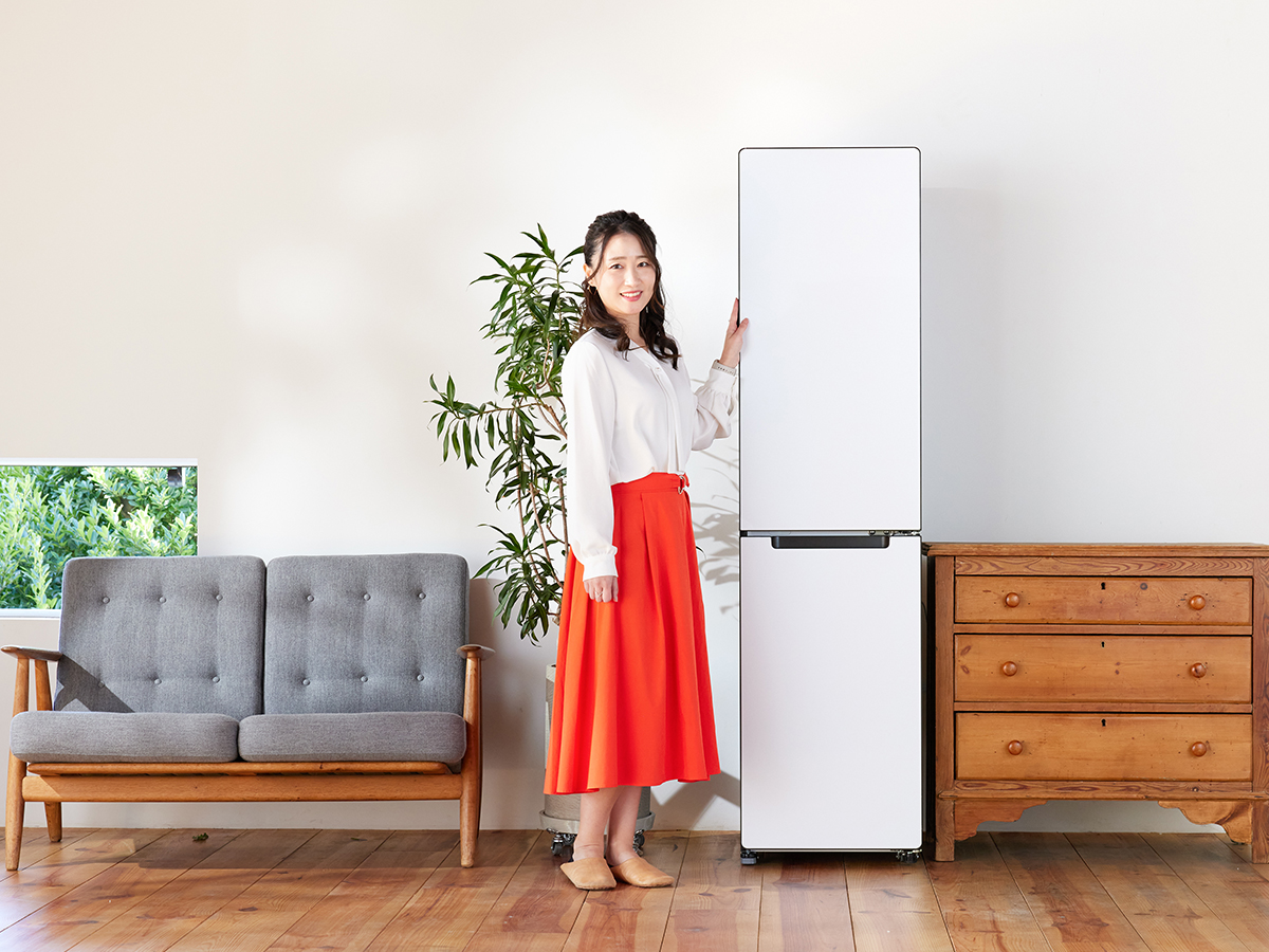 冷凍グルメもたっぷり収納！デザインも自由に変えられる超スリムな冷蔵庫「freemo」の魅力とは？