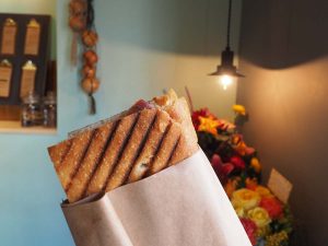 早稲田に本格パニーニ専門店！ 人気パン屋『神田川ベーカリー』が手がける『Abukri EHI PANINO！』の魅力とは