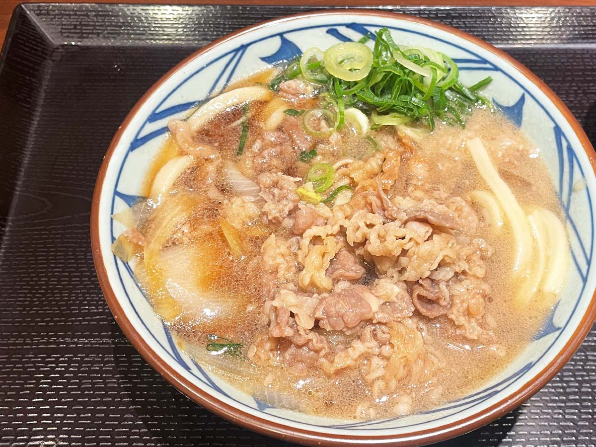 脂質たっぷりの牛バラ肉を使用した『丸亀製麺』の「焼きたて肉うどん」