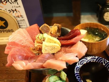 【大阪グルメ】開店前に品切れする「鮪づくし丼」は必食。味も量も大満足の行列店『お酒とご飯 たく』