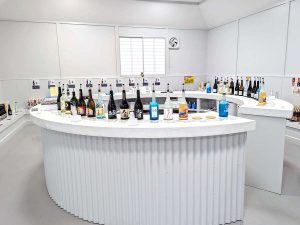 ラボをイメージした販売所は試飲体験もできます