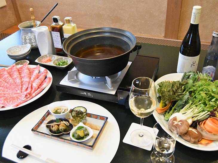 しゃぶしゃぶコース(6600円)。「やまなし美酒・美食マンス」終了後は、野菜の種類が変わるものの、同額のしゃぶしゃぶコースが味わえる