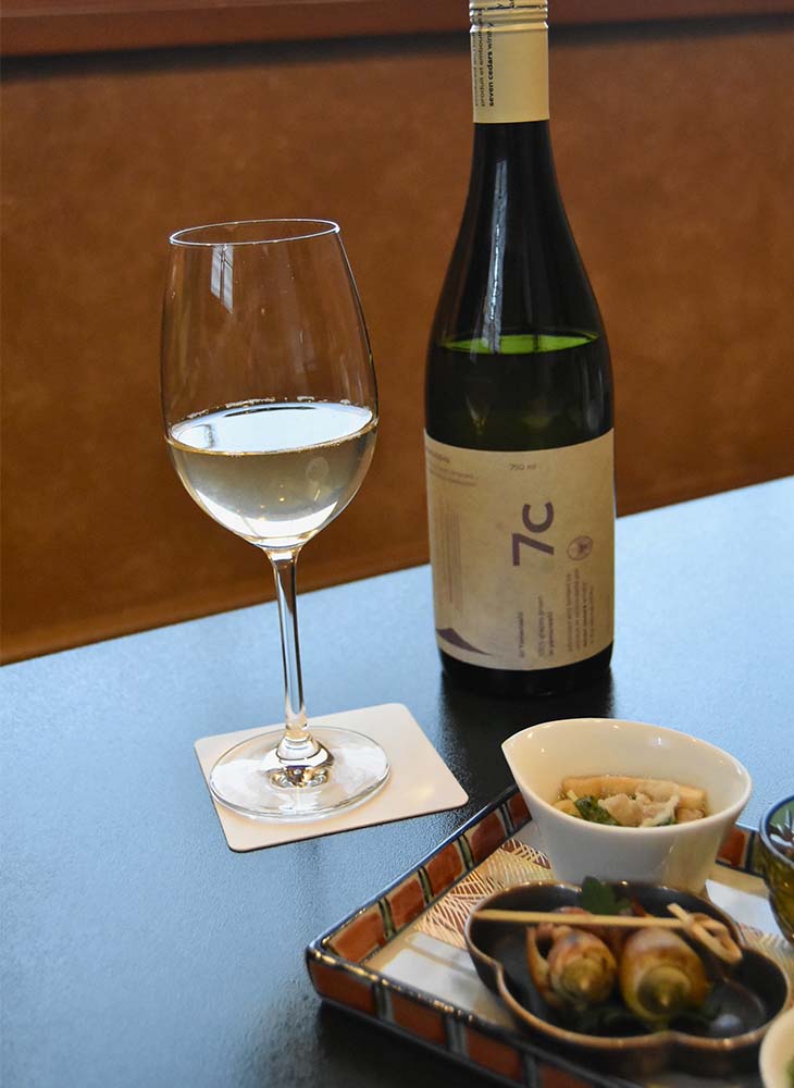 『忍野八洲』の料理にピタリとハマるセブンシダーズワイナリーのワイン
