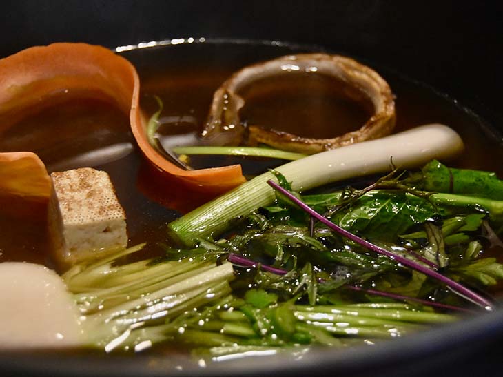 牛肉と野菜は、自家製ポン酢(塩と醤油の2種類)、隠し味に腐乳を使ったコク深い胡麻だれにつけていただく