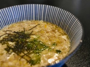 〆の雑炊。お米は富士吉田市にある『武藤商会』が残留農薬ゼロの栽培法“武藤農法”で育てた「ミルキークイーン」を使用。雑炊のほか、うどん・そうめんも選択可