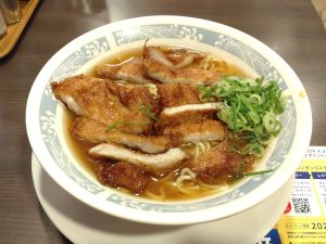 「W排骨麺（ダブルパイクーメン）」1099円（※価格は全て税込）。豚ロース肉の揚げ物がドッサリ