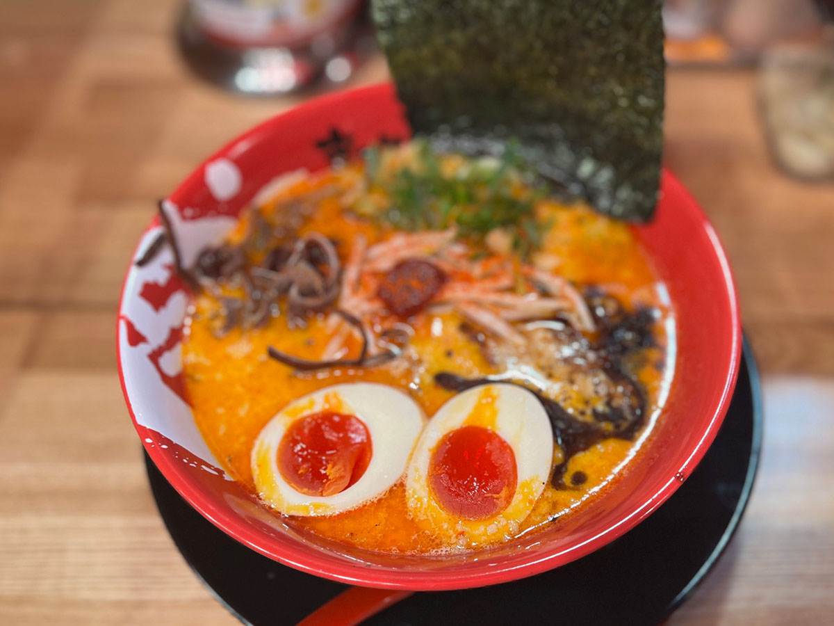 「煮玉子赤辛牛じゃんラーメン」1180円