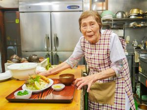 「昭和の香り漂う、昔ながらの定食屋です。その日によって違うけれど、夜は比較的ゆっくり過ごせるのでおすすめです」（50年お店を守り続けているツギ子お母さん）