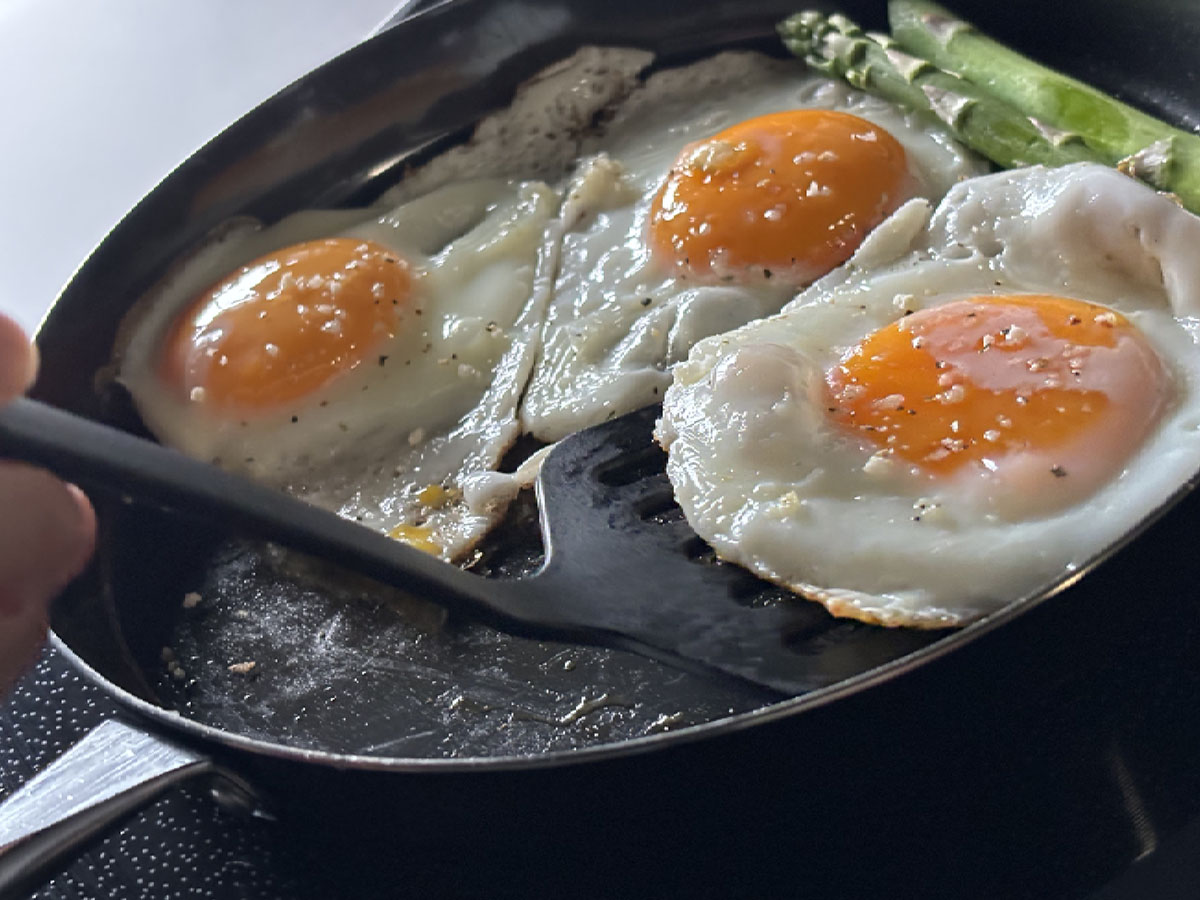 目玉焼きを取り出しやすい浅めの縁。IH、ガス火の両方に対応なのも嬉しい