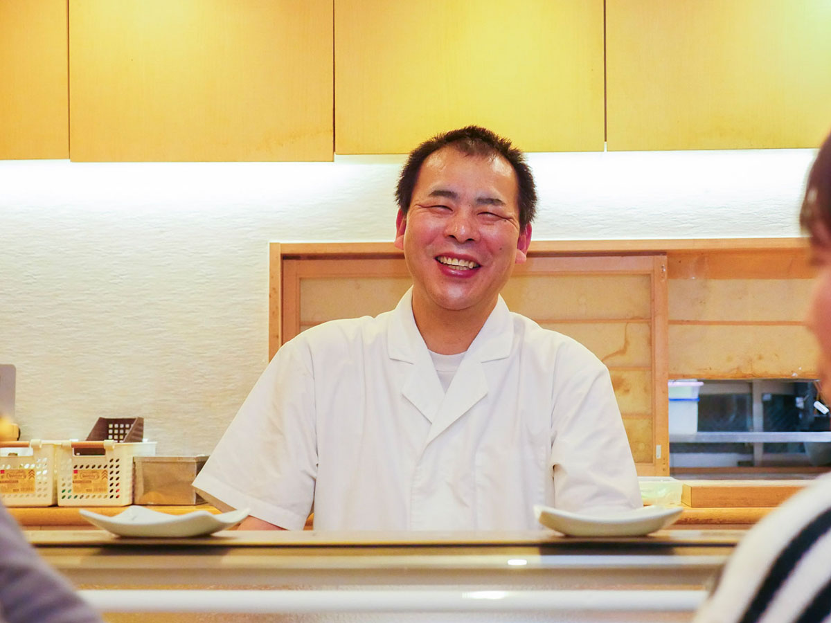 「定食の他にも、寿司や丼、コースなどもあります。握りの場合、1貫から注文できるものもあるので、気軽に寄ってください。小田原の魚の美味しさを楽しんで!」(店主の宇田津さん)