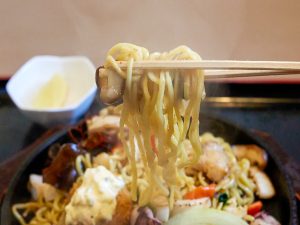 麺はモッチモチですすり心地も良し