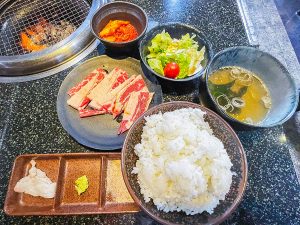 「定番カルビランチ（肉100g）」1050円（※価格は全て税別）