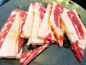 「100g」と言えど、厚めにカットされたカルビ肉（切り落としカルビまたは旨味カルビ）が、7〜8カットあります