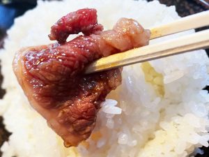 「甘口タレ」にカルビ肉をたっぷり浸し、ご飯の上にワンバウンド！