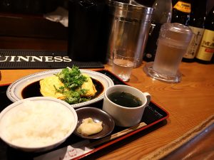 バーカウンターで食べる「肉巻き玉子定食」980円