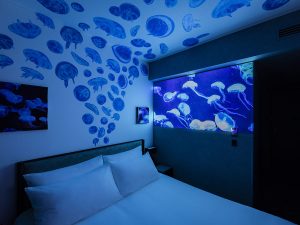 「JELLYFISH ROOM」スーペリアダブルルーム1室1名利用の場合2万円～／ 1室2名利用の場合各1万6000円～ ※いずれも朝食付