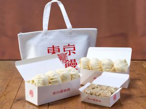 販売メニューは「豚饅」1個300円、「黒胡椒豚饅」1個330円、「焼売」6個入り／1箱680円、「チルドAセット」豚饅4個、焼売6個 ※保冷バッグ付きほか