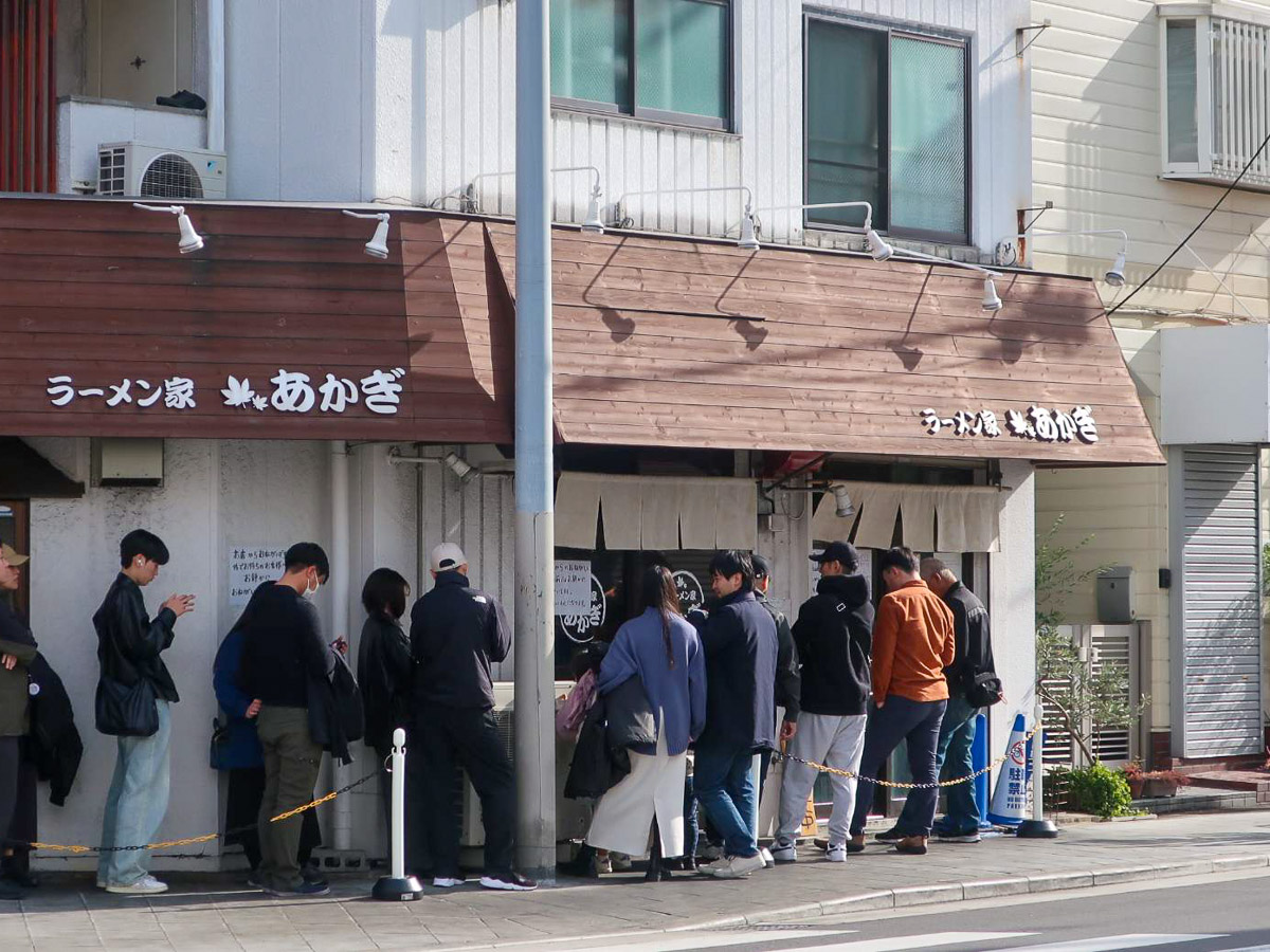 行列が絶えない『ラーメン家あかぎ』