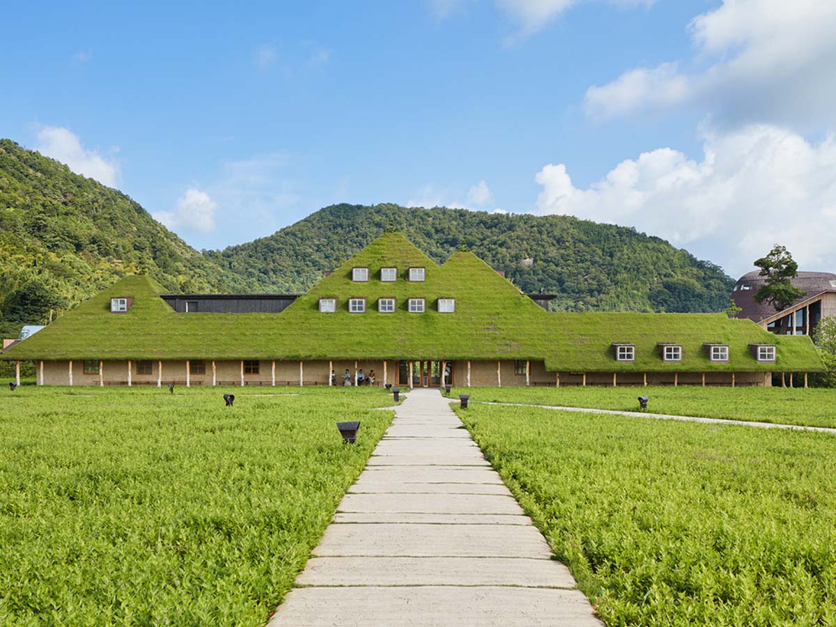 2015年に滋賀県近江八幡市にオープンしたフラッグシップ店『ラ コリーナ近江八幡』