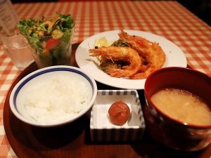 ご飯の横に梅干しという洋食屋さんには珍しいスタイルもこの店では何故が妙にマッチ