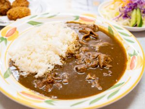 「ホルモンカレー」700円、「サラダ」90円、「スリランカコロッケ」500円