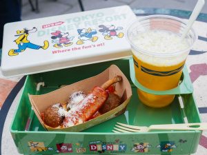 〈ポルペッティ＆骨付きソーセージ〉とハートランドビアカクテル〉共に800円。限定のスーベニアランチボックスに入れると、フェスティバル感もよりアップ