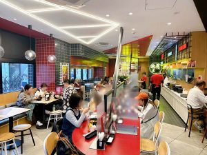 吉祥寺店。お昼どきを外しましたが、広い店内にはたくさんのお客さんが