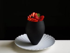 〈パフェ ジャポネ〉単品2200円、国産紅茶セット3200円（税込・サ料10％別）