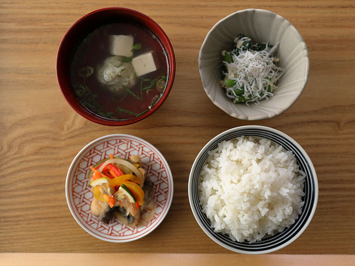 「須崎のサカナ賽盛り」（2500円）に、季節の小鉢2種とつみれ汁、ご飯がつく