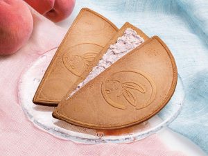 〈鎌倉白桃半月〉5枚入 648円、10枚入 1296円。ピンク色のクリームも可愛らしい