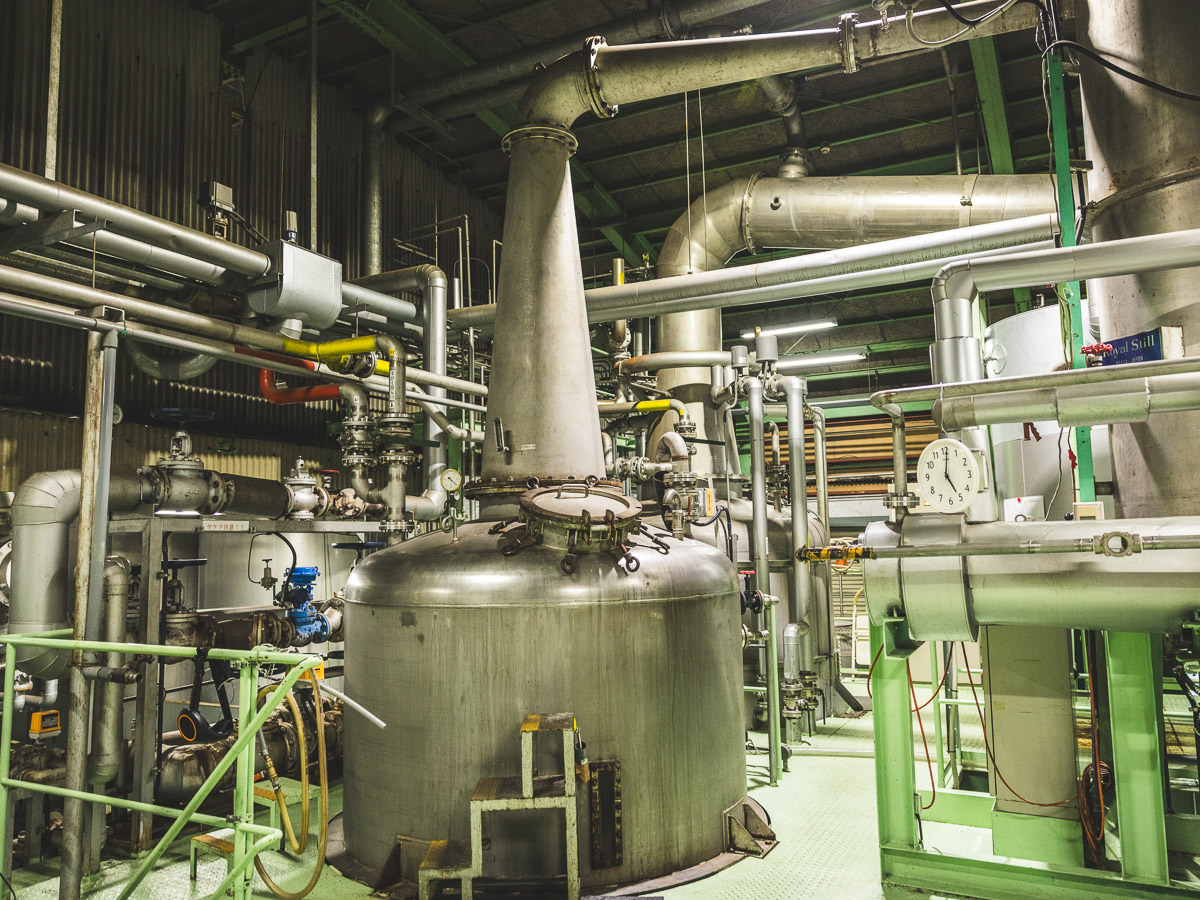 日置蒸溜蔵では独自の製法によりステンレス製の単式蒸留器でグレーンウイスキーを生産している