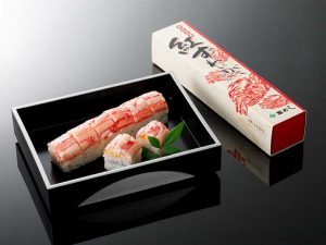 繊細な蟹の甘味がぎゅっと詰まった「紅ずわいがに棒寿し」1350円