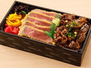 名物の牛カツが並べられた逸品「牛カツ・黒毛和牛カルビミックス弁当」1782円