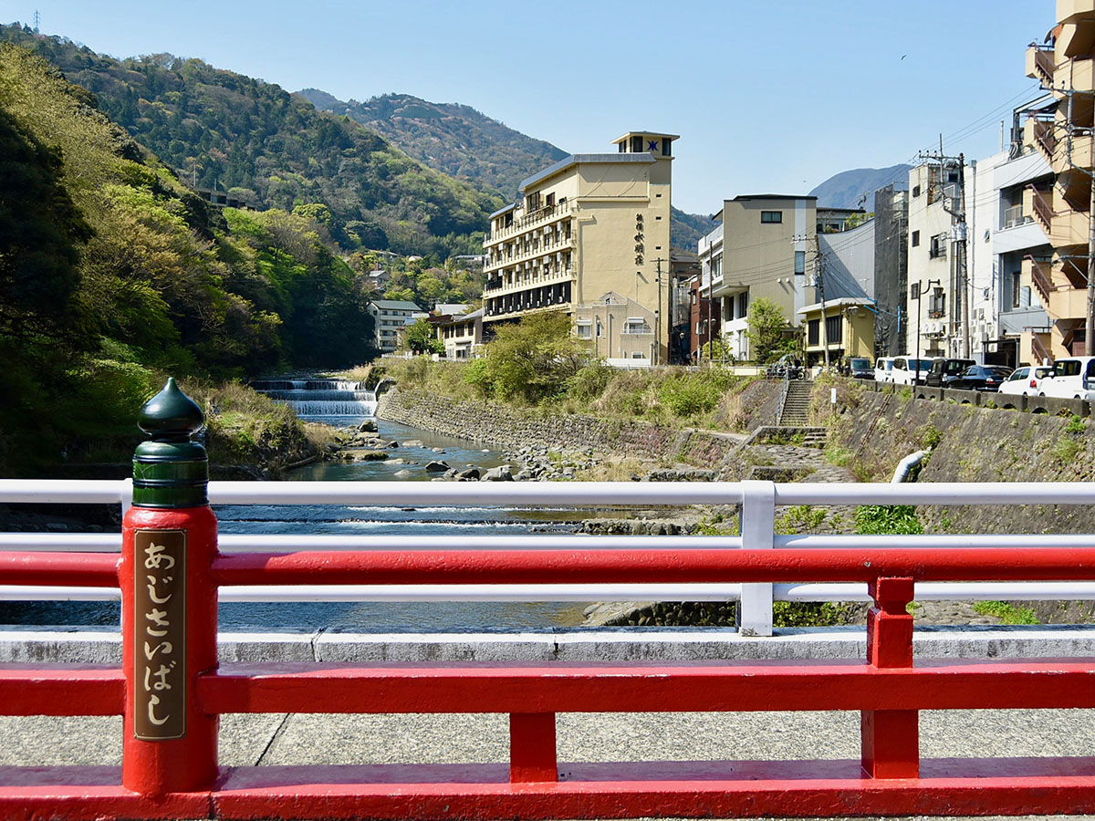 赤い欄干が映える「あじさいばし」は箱根湯本の映えスポット。川辺に降りることもできます