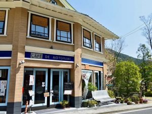 独特な形や屋根のデザインもどことなく“富士屋風”。原型は、かつて小田原にあったバス待合所兼土産物店だそう