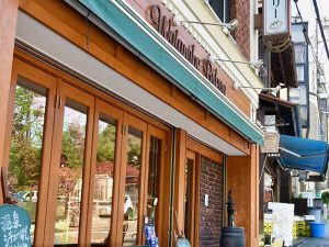 欧風のしゃれた店構え、食パン型の手彫りの看板も愛らしい