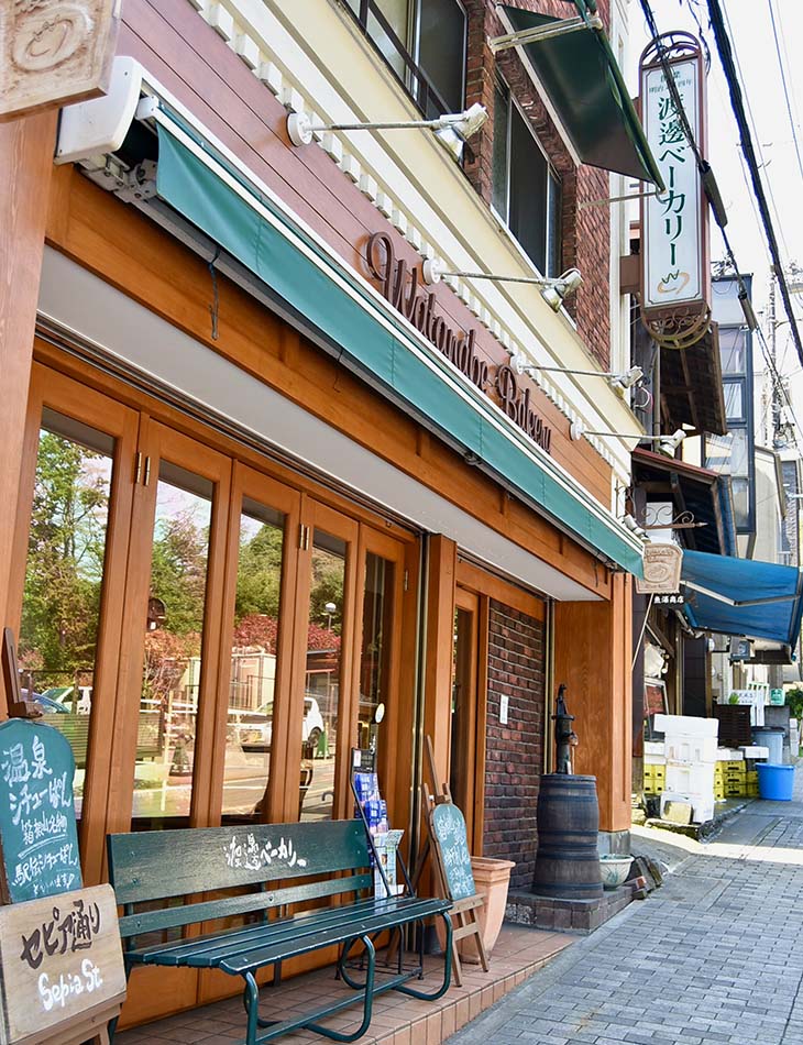 欧風のしゃれた店構え、食パン型の手彫りの看板も愛らしい