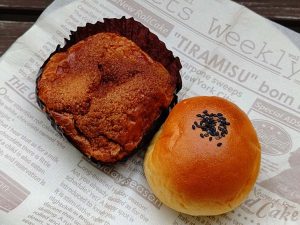 「丸ごとみかん」350円（左）、「梅干あんぱん」350円