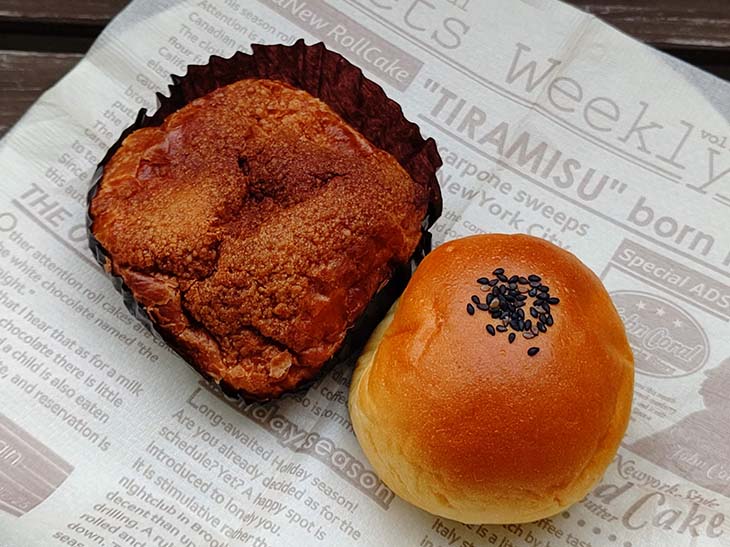 「丸ごとみかん」350円(左)、「梅干あんぱん」350円