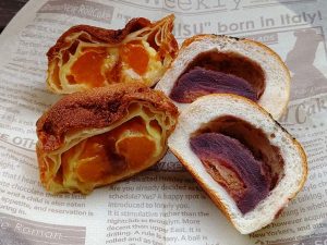 層になった生地でジューシーなみかんを包んだ「丸ごとみかん」、人気№2でお土産にも好評の「梅干あんぱん」