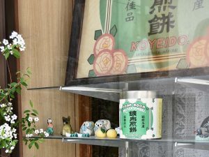 昔から変わらないレトロな缶入りの「鉱泉煎餅」