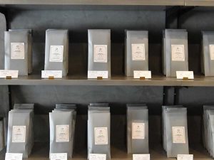 種子島や志布志（鹿児島）、福岡、静岡など全国の貴重な茶葉も購入可能。洗練されたパッケージは贈答にも