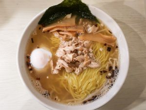 チャーシューの代わりに「豚バラ肉」が。そして「温泉玉子」がのっている