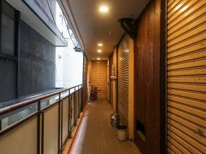 雑居ビルの2Fで営業する『マツヨシ大飯店』