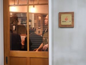 いつも大繁盛の『うまそうなラーメン屋』は、大阪メトロ堺筋線・扇町駅から徒歩6分ほど。雑居ビルの地下1階にある