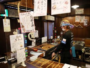 ドラマやCMの撮影などにも使われた年季の入ったカウンター [食楽web]