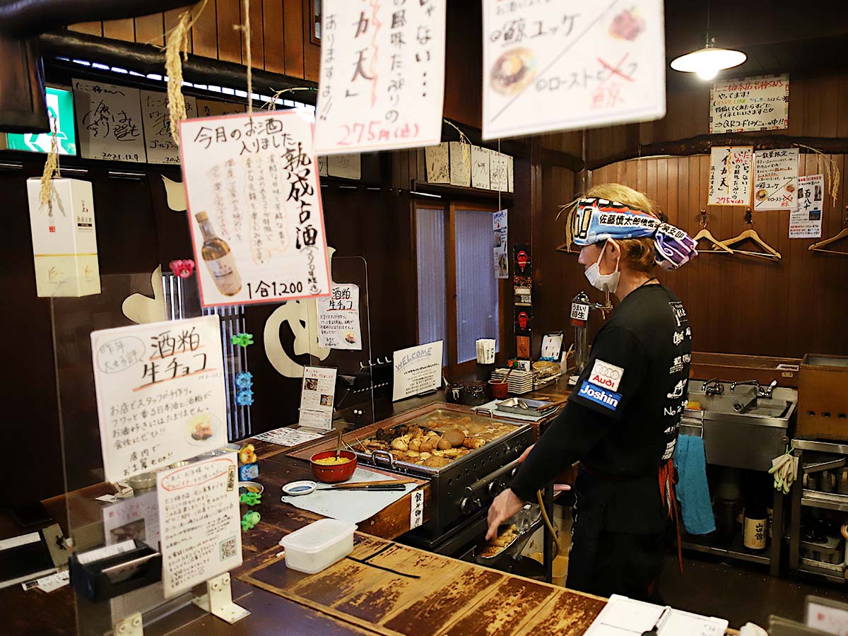 ドラマやCMの撮影などにも使われた年季の入ったカウンター [食楽web]