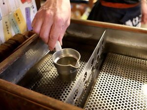 錫のタンポを湯煎して付ける燗は手間暇も美味しさの秘訣