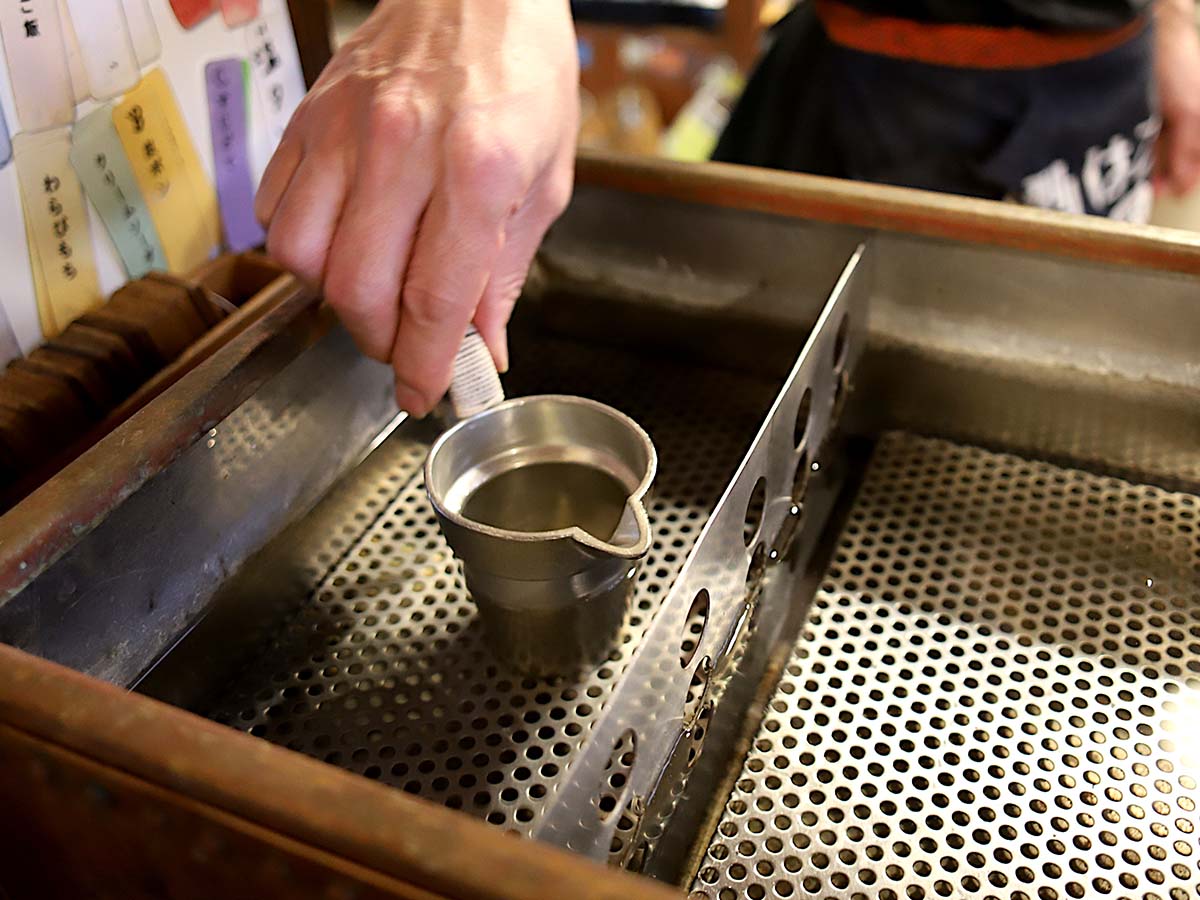 錫のタンポを湯煎して付ける燗は手間暇も美味しさの秘訣